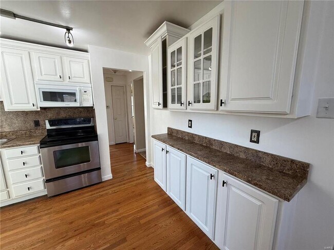 Building Photo - Discover this beautifully refreshed 2-bed, 2-bath gem in St. Ann!