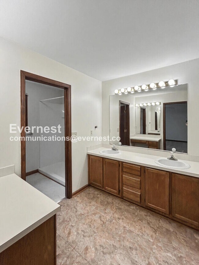 Building Photo - Spacious Condo with 2 bed / 2 bath / Pet Friendly / Available Now!