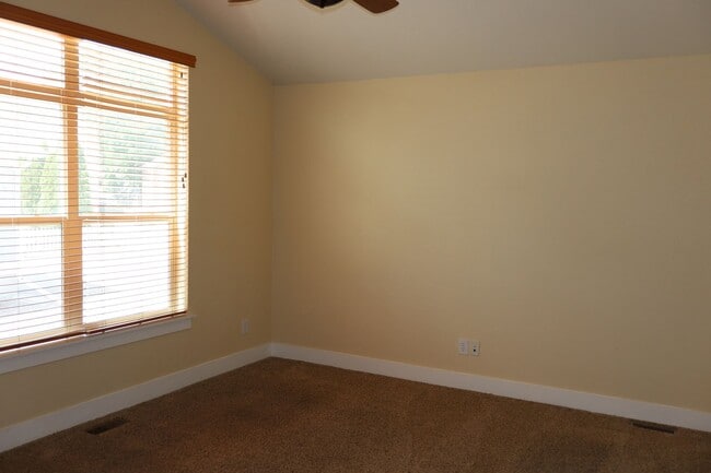Building Photo - Stunning Modern Five Bedroom Home in Loveland