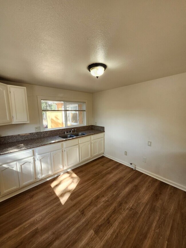 Building Photo - 1977 N F St