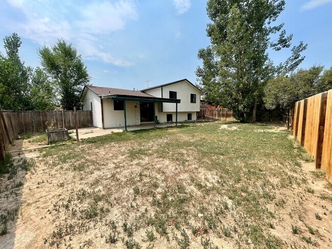 Building Photo - 4 Bed, 2 Bath Loveland, CO Home- Fenced Backyard, A/C, & 2 Car Garage!