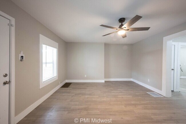 Building Photo - "Charming Urban Retreat: Cozy 1-Bedroom Ap...