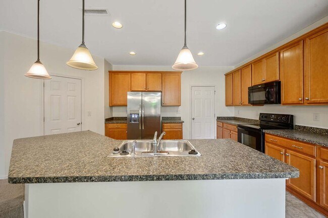 Building Photo - 3 Bedroom Open Concept with Enough Room fo...