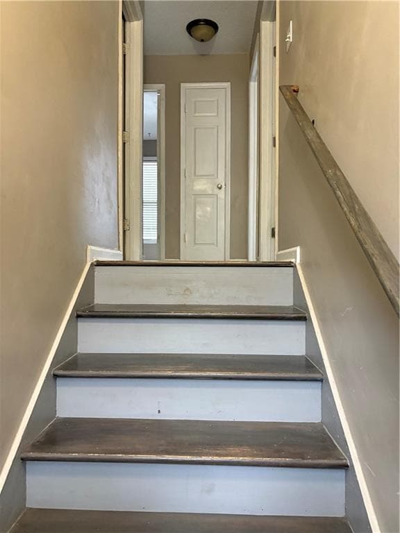 Building Photo - 1562 Linksview Close