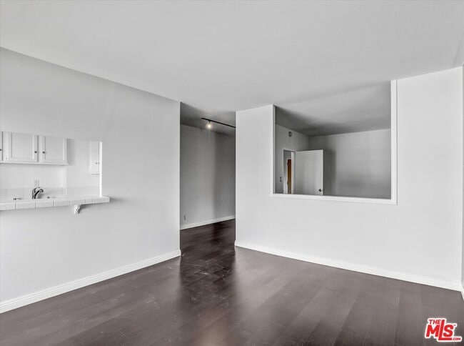 Building Photo - 999 N Doheny Dr