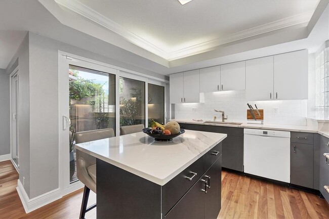 Building Photo - 200 Cocoanut Ave