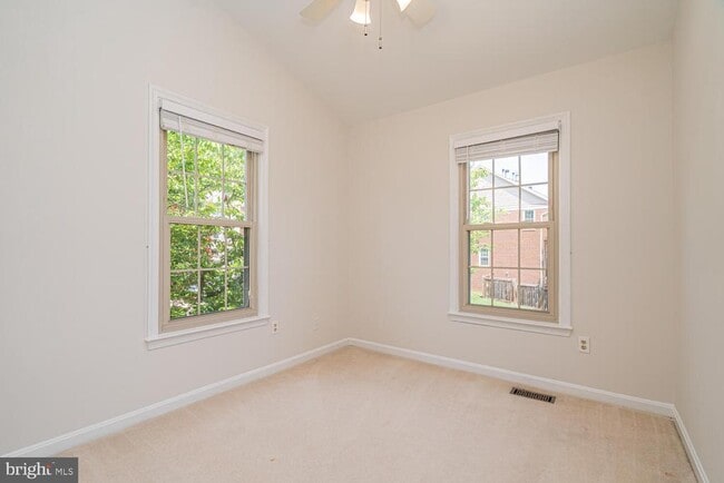 Building Photo - 1275 Quaker Hill Dr