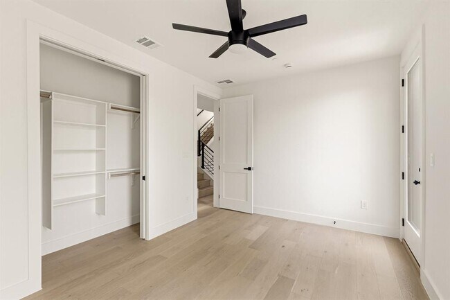 Building Photo - 2300 Bluebonnet Ln