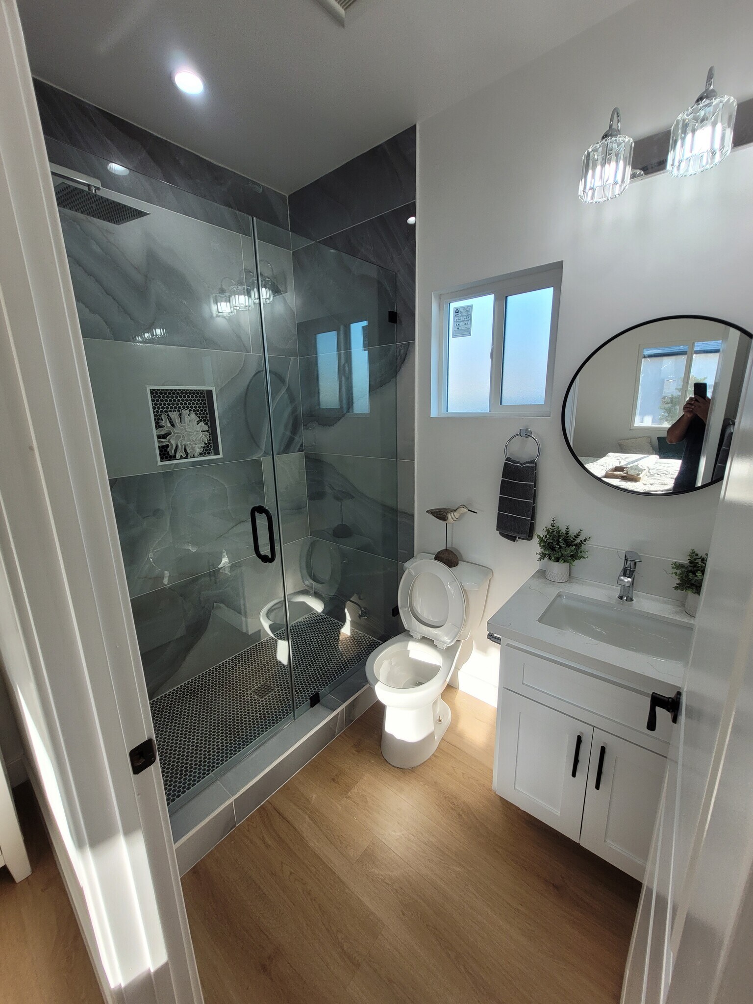 Master Bedroom Ensuite Full Bathroom - 16424 Van Ness Ave