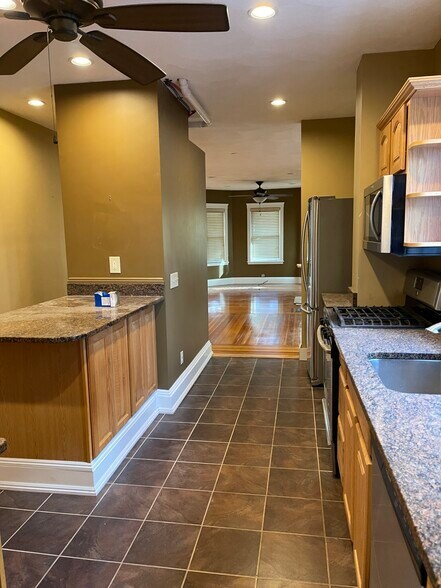 Building Photo - 12 Barton St