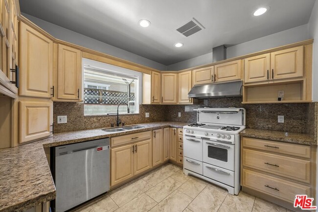 Building Photo - 923 W Orange Grove Ave