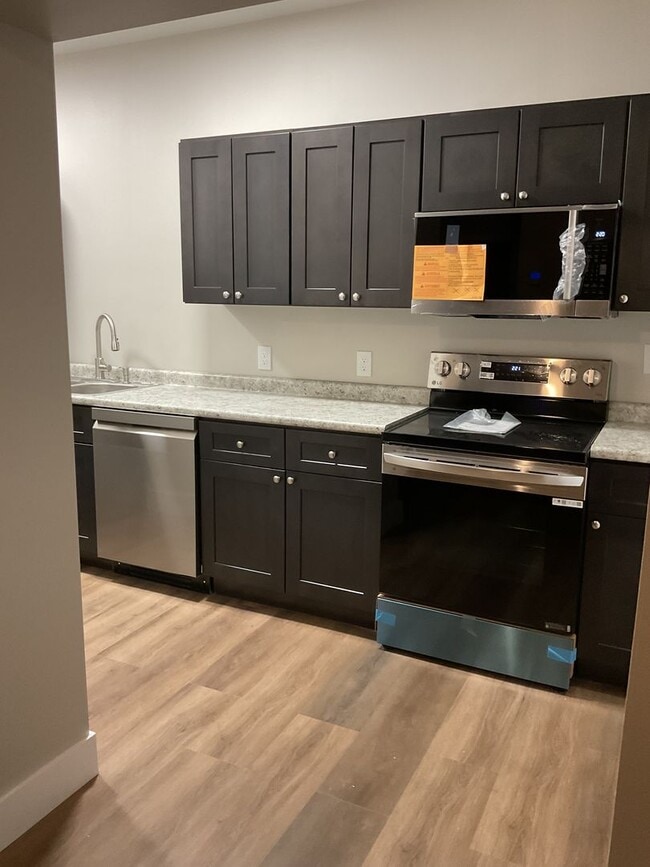 Building Photo - Newly renovated apartments