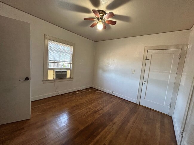 Building Photo - 3 bed, 1 bath, backyard