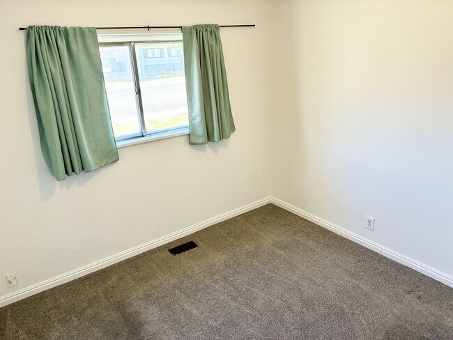 Building Photo - 631 N 120 E