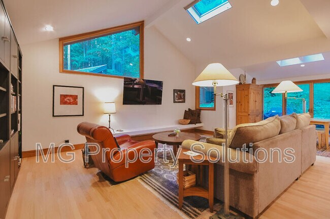 Building Photo - 7079 Lucas Valley Rd