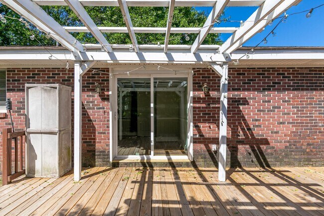 Building Photo - Beautiful rental full of character and charm located in The Avenues of Cayce! Close to USC!