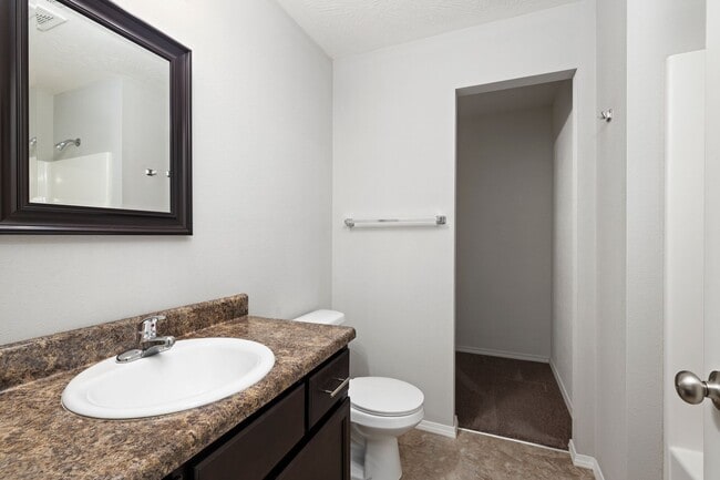 Building Photo - 3 Bedroom Duplex Rental in Springfield!