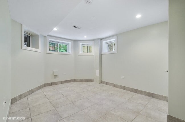 Building Photo - 5816 N Ridge Ave