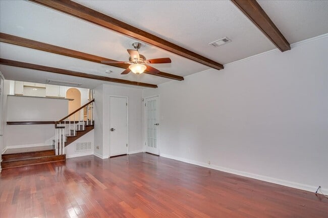 Building Photo - 303 Meadowlake Dr