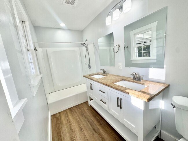 Building Photo - Beautiful white brick ranch styled home off White Bluff in Savannah, Ga!