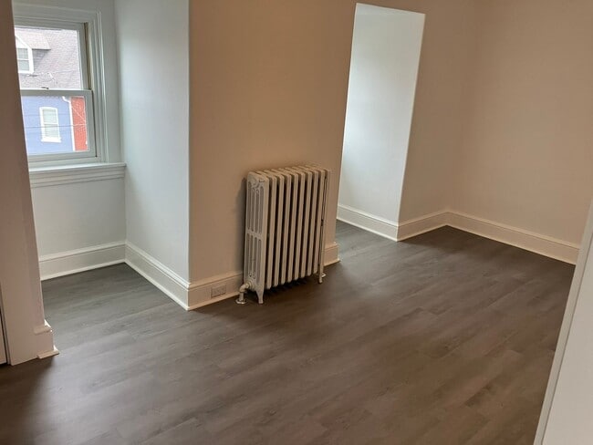 Building Photo - 422 John St