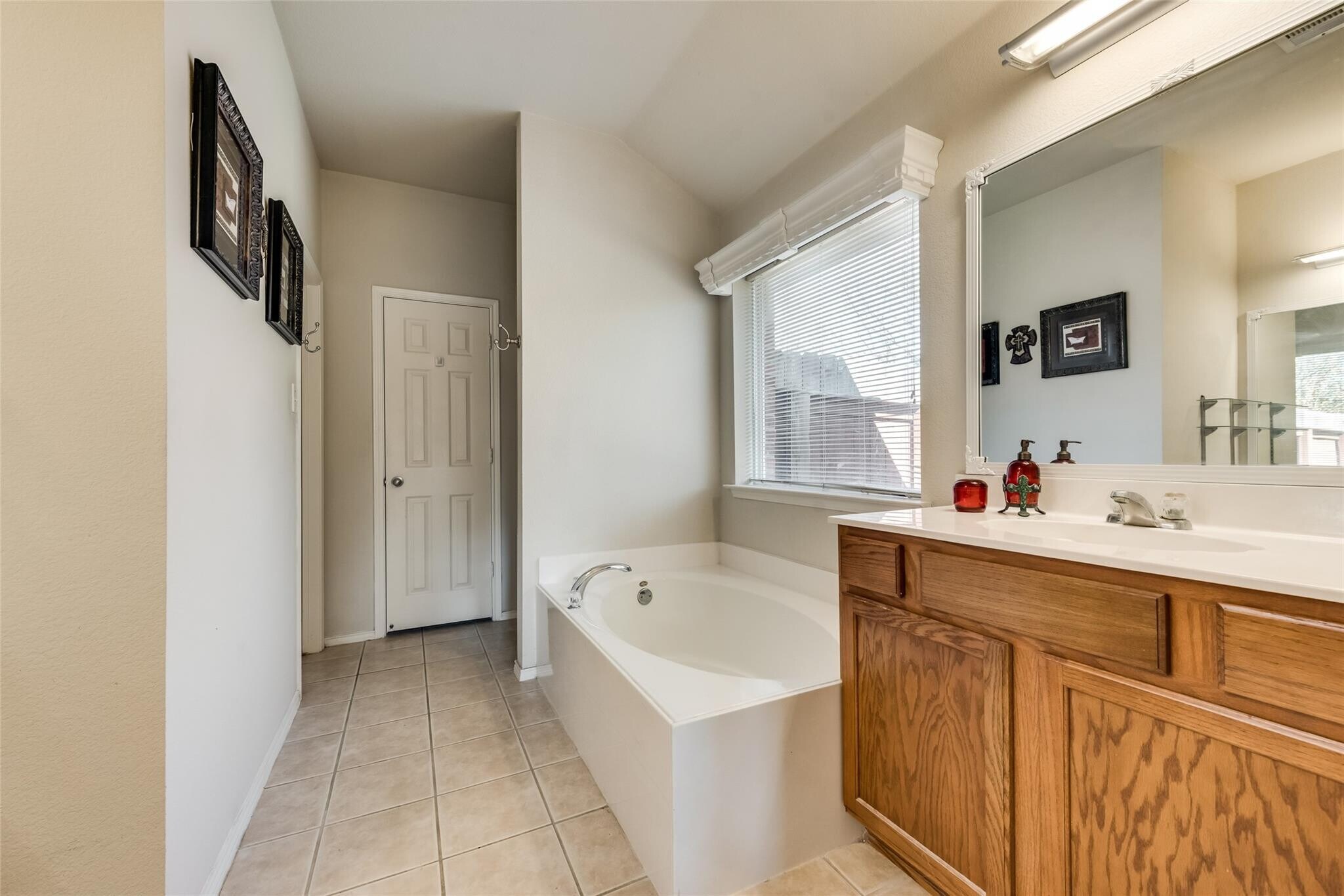 Building Photo - 2431 Fieldcrest Dr