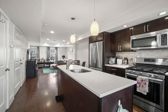 Building Photo - 208-210-210 W Seventh St