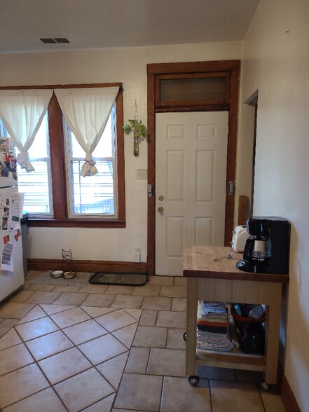 Building Photo - 2024 W Chicago Ave