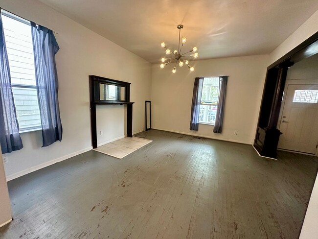 Building Photo - 2 BED | 1 BATH | BACKYARD | EASTSIDE (Anderson and E 31st)