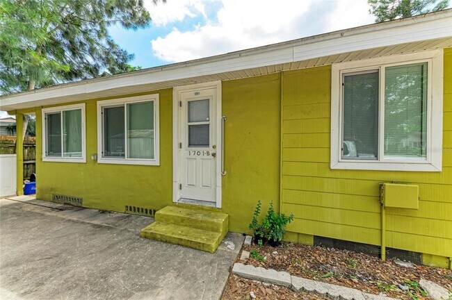 Building Photo - Cozy and stylish duplex in Bradenton, your home away from home! Pet friendly