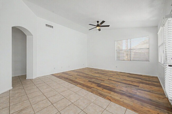 Building Photo - 12570 Desert Flower Rd