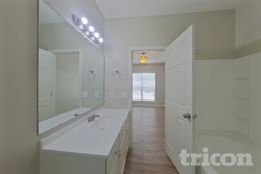 Building Photo - 5400 Peachwood Dr