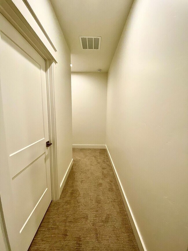 Building Photo - Beautiful Custom 6 Bedroom (2 Primary Bedr...