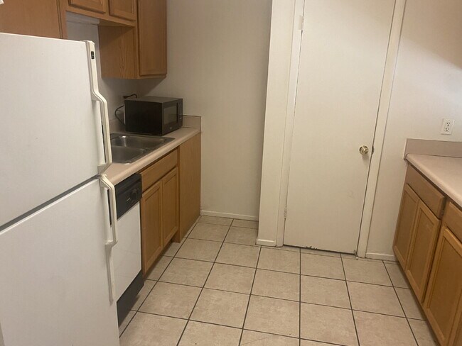 Building Photo - Gorgeous 2 Bedroom 1.5 Bathroom Condo With Stunning Flooring! AMAZING DEAL.