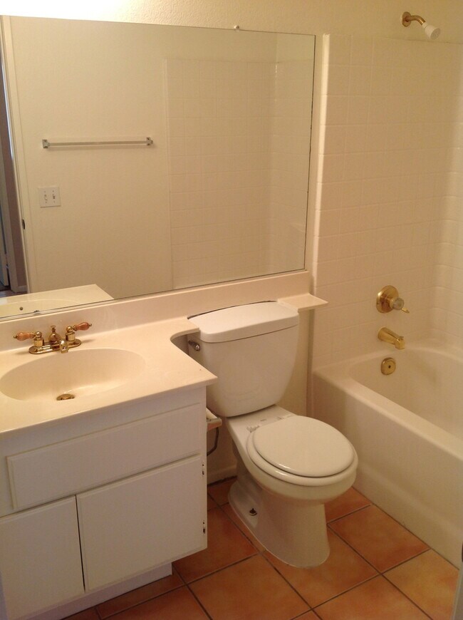 Building Photo - 3 BEDROOM, 2 BATHROOM CLOSE TO SCHOOLS!