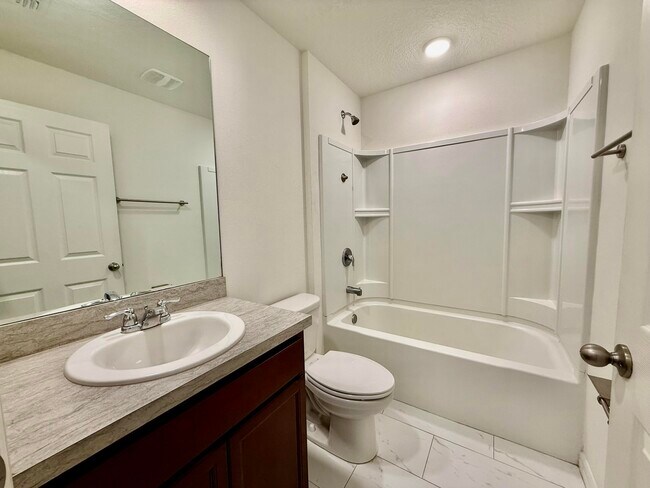 Building Photo - 949 SW Fisherman Ave