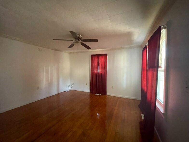 Building Photo - 827 Sagamore Ave
