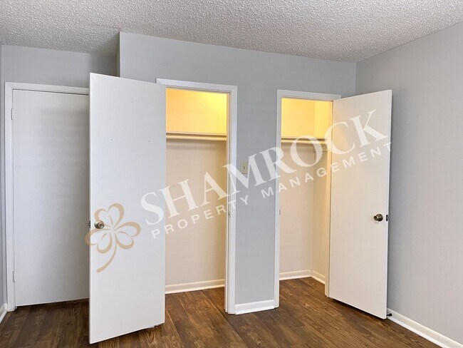 Building Photo - Convenient location close to shopping and Hwy 6!