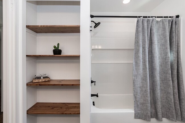 Building Photo - Three Bedroom Home!