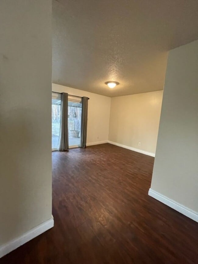 Building Photo - Redlands 3 bed 1.5 bath with yard