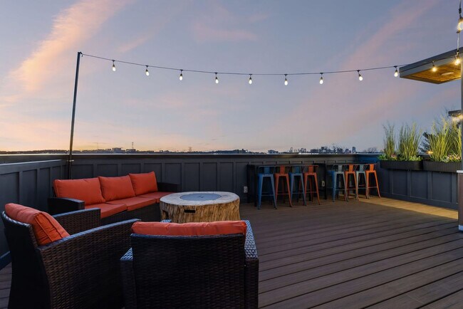 Building Photo - 554 Rosedale Ave