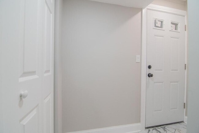 Building Photo - 2 bedroom in Chicago IL 60651