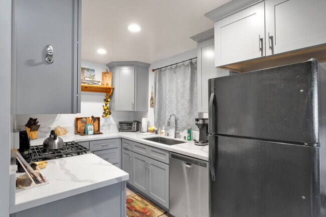 Building Photo - Remodeled 2 Bed / 1 Bath Near Bear Mountain & Golf Course