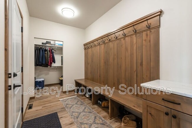 Building Photo - 527 Flint Dr