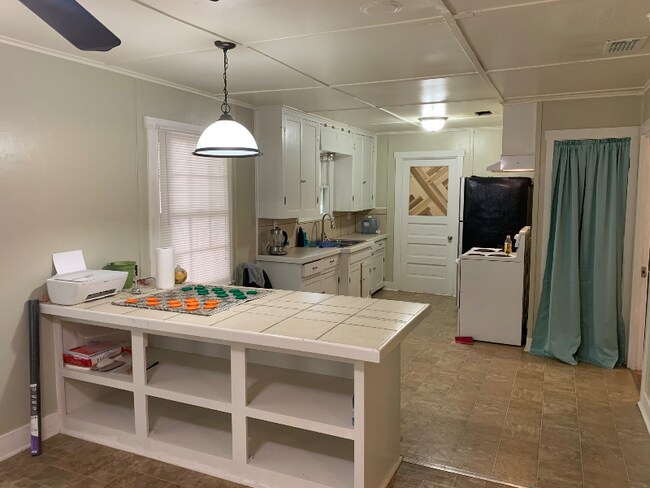 Building Photo - 614 W Lee Ave