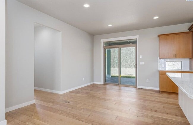 Building Photo - Luxury 4 Bedroom Home in Southridge w/4 ca...