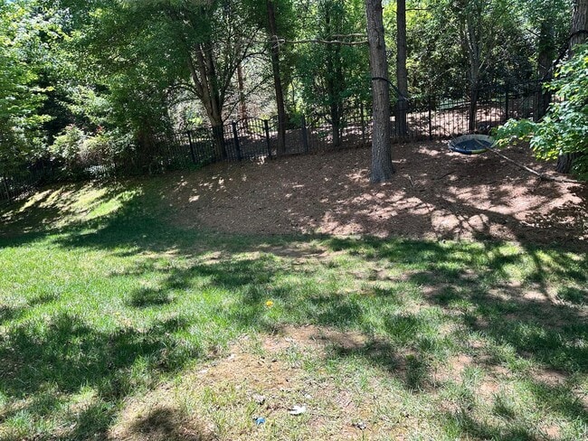 Building Photo - 10110 Paxton Run Rd