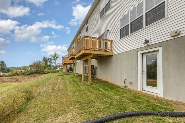 Building Photo - 7880 Briarwood Dr