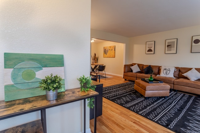 Building Photo - Spacious Updated Unit of Quadplex Available in Park Hill
