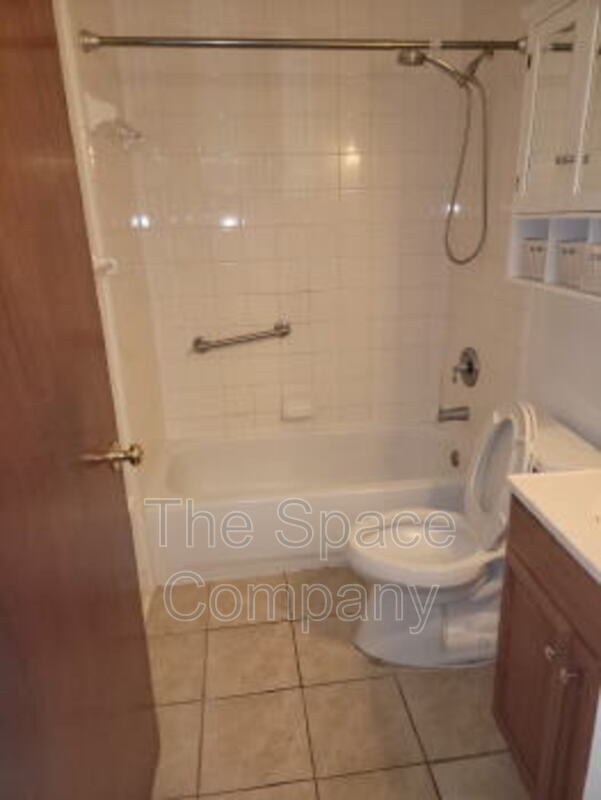 Building Photo - 995 King St